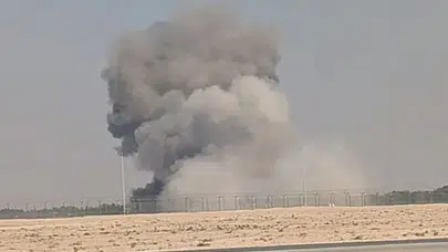 Gökyüzünde dehşet: Savaş uçağı kalabalığın üzerine düştü!