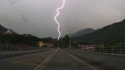 Sakarya'da gök yarıldı: Yıldırım dört katlı binanın çatısını delip geçti!