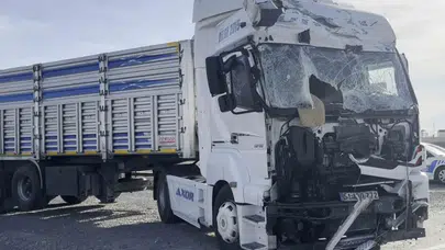 Demir yığınına sıkıştı, dakikalarca bekledi: Tır kazasında dehşet anları!