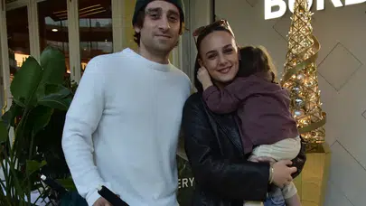 Bora Akkaş ailesiyle yılbaşı ruhunu yaşadı! Minik Suzan’ın neşesi gündem oldu