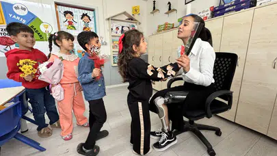 Felaketten mucizeyle kurtulan öğretmen sınıfta!