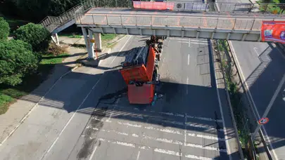 Üstgeçide takılan tır kazaya neden oldu: Avcılar’da yol kapandı!