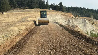 Kazanlıpınar’da sathi kaplama öncesi zemin güçlendirme sürüyor