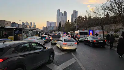 Okul zili çaldı... İstanbul’da yol çilesi başladı! O anlar kamerada