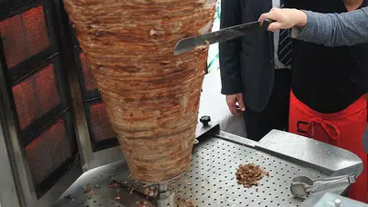 Gıda terörü yine sahnede! Tavuk döner yedikten sonra az kalsın gözünden oluyordu
