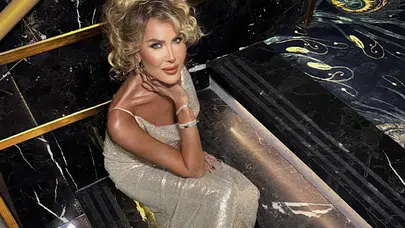 Gizem Özdilli 'Hüp' ile gözyaşlarını zor tuttu! 90’lar gecesi Kıbrıs’ta nostalji seli