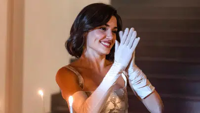 Moskova’da unutulmaz an... Hande Erçel şıklığıyla parladı, duyarlılığıyla gecenin yıldızı oldu!