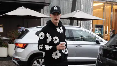 Galatasaray’ın yıldızı günlük şıklığıyla göz kamaştırdı