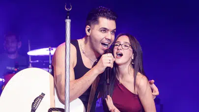 Emir Can İğrek’ten sahnede duygulandıran an