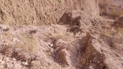 Ankara’da toprak kayması meydana gelen yol trafiğe kapatıldı