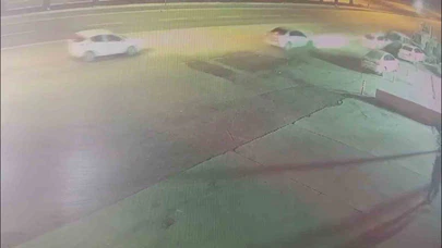 Bir araca değil, iki araca değil... O anlar güvenlik kamerasında!