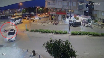 Manavgat kavşakta nefes kesen anlar: Motorsiklet sürücüsü yere savruldu!
