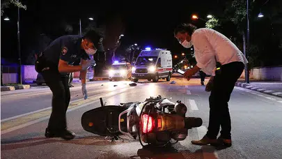 Emniyet şeridindeki motosiklet otomobile çarptı: 30 metre uçtular!