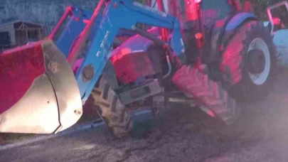 Tarla yolundan çıkan traktör minibüse çarptı: Feci kaza kamerada!