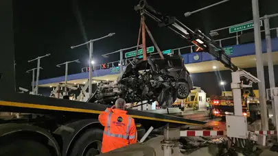 Korkunç kaza... Gişelere çarpan otomobilde sürücü sıkıştı!