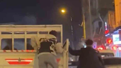 İnegöl'de akılalmaz yolculuk: Gençler kamyonetin arkasında canını hiçe saydı!
