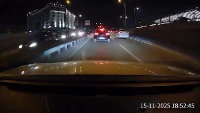 Trafikte nefes kesen anlar... Araçların üzerine çıktı, O anlar kamerada!