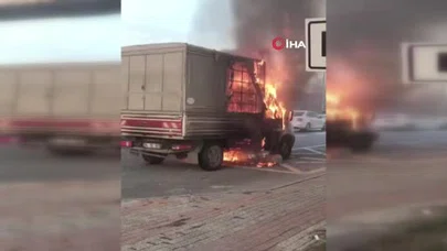 Kamyonet yol ortasında alev topuna döndü! Korku dolu anlar kamerada...
