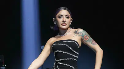 Yeni yaş, yeni single, yeni hayat! Melek Mosso sahnede doğum gününü kutladı