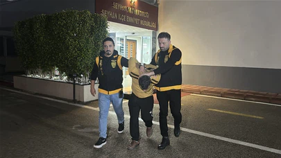 Çocuğun kafasını arabaya vurup yere fırlatan şahıs çocuğun babası çıktı, gözaltına alındı