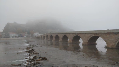 Yoğun sis şehri adeta örttü: Tarihi yapıların silueti kartpostallık manzaralar oluşturdu