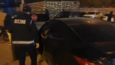 Polis durdurdu, çuvaldan tabanca dolusu sır çıktı!