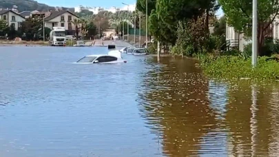 Şiddetli yağış İzmir’i vurdu: Araçlar sulara gömüldü