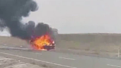 Seyir halindeki araç alev topuna döndü! O anlar saniye saniye kamerada...