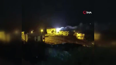 Gecenin sessizliğini patlama bozdu...Direkteki pano yandı, O anlar kamerada!