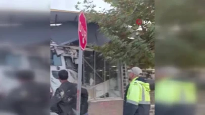 Elazığ’da korku dolu anlar! Freni boşaldı, fırına daldı...