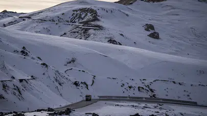 Soğuk hava kaosu! Erzurum ve Ardahan’da trafik zorlaştı