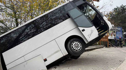 Tur otobüsü şarampole sürüklendi: Kartepe'de büyük panik!