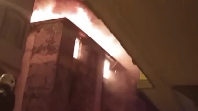 Korku filmi gibi gece! Alevlerin geceyi aydınlattığı anlar kamerada...