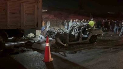 Gaziantep’te otomobil kamyona arkadan çarptı: 3 ölü