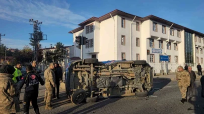 Gümüşhane’de belediye makam aracı ile jandarma minibüsü çarpıştı: 2 asker yaralandı