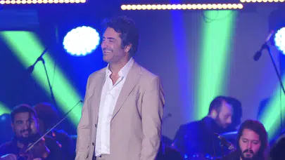 Mahsun Kırmızıgül sahneye çıktı, salon ayağa kalktı!