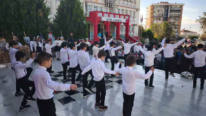 Nazilli’de 24 Kasım rüzgârı: Okul bahçesinde coşkulu kutlama!