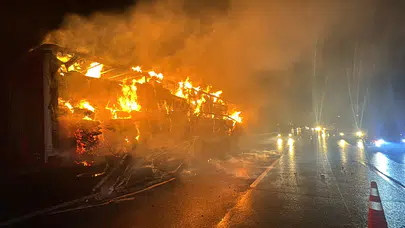 Seyir halindeki tır yandı, polis zamanla yarıştı: Samsun'da korkutan olay!