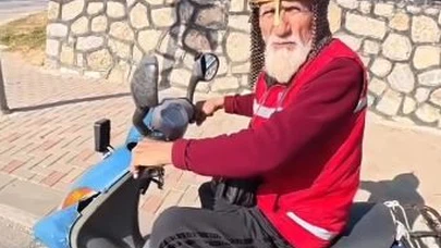 Kask yerine miğfer taktı, sosyal medyayı salladı!