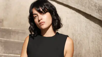 Modern popun yeni yüzü Sena Şahin, duygulara tercüman oluyor