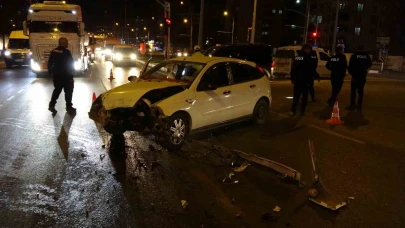 Malatya’da iki aracın çarpıştığı kazada ortalık savaş alanına döndü: 3 yaralı