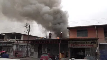 Çatıdan alevler fışkırdı, işçiler soluğu dışarıda aldı! Korku dolu anlar kamerada...
