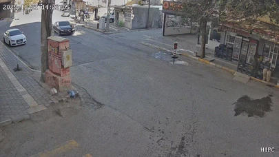 Minik çocuğun savrulduğu kaza yürekleri ağıza getirdi... O anlar kamerada!