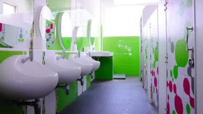 Okulda mahremiyet skandalı! Öğrenci tuvaletlerine yerleştirilen gizli kamera deşifre oldu