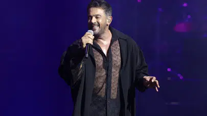 Emre Altuğ’dan müthiş sahne şovu: 70 yıllık pop hikâyesiyle seyirciyi büyüledi!