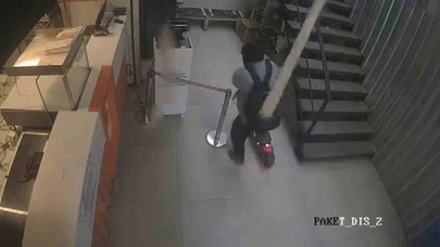 İşe giderken dehşeti yaşadı... Düşen kalas scooter sürücüsüne çarptı, O anlar kamerada!