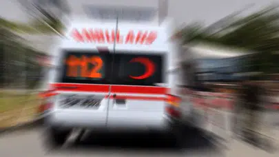 Afyon’da korkutan kaza! Otomobil refüjde durabildi!