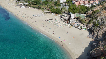 Bir yanımız yaprak dökerken bir yanımız bahar bahçe: Alanya'da kasım güneşi!