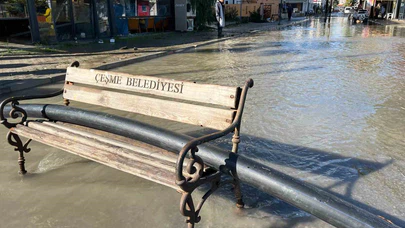 Altyapı çöktü: Çeşme’de esnaf su baskınına isyan etti!