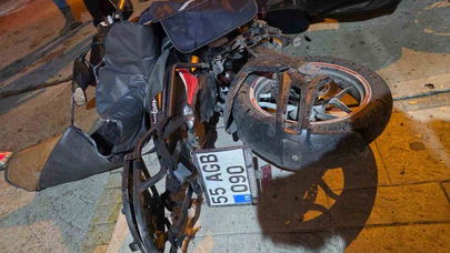 Film sahnelerini aratmayan kaza! Kask fırladı, motor savruldu…